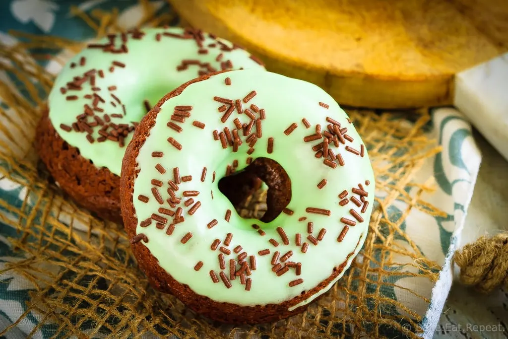 Chocolate mint doughnuts that are baked, not fried, and mix up in minutes! Make some dense, chocolate cake doughnuts topped with mint icing for dessert!