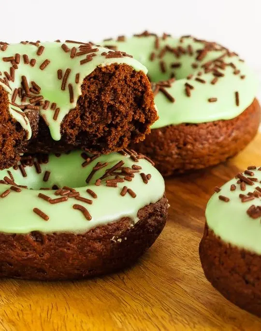 Chocolate mint doughnuts that are baked, not fried, and mix up in minutes! Make some dense, chocolate cake doughnuts topped with mint icing for dessert!