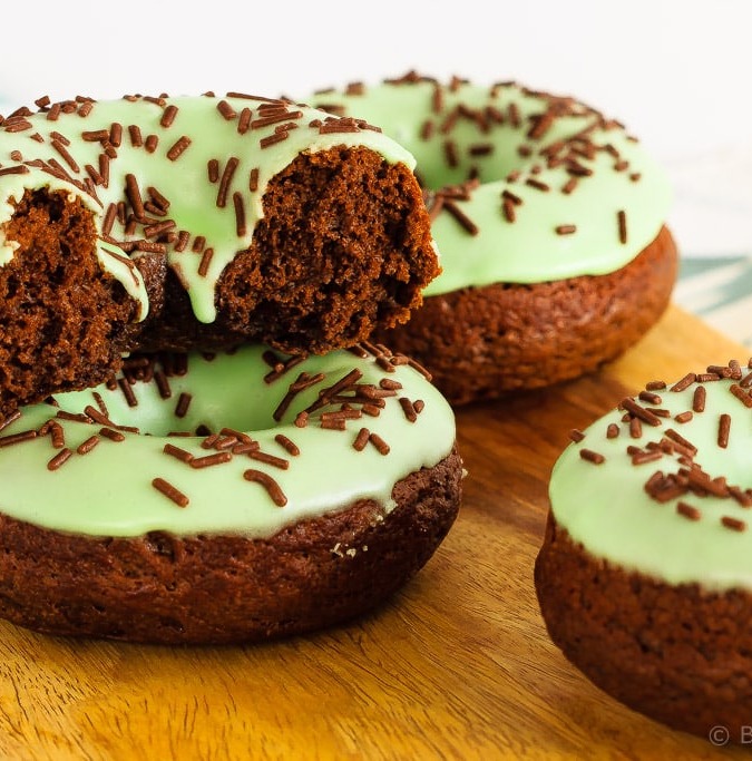 Chocolate mint doughnuts that are baked, not fried, and mix up in minutes! Make some dense, chocolate cake doughnuts topped with mint icing for dessert!