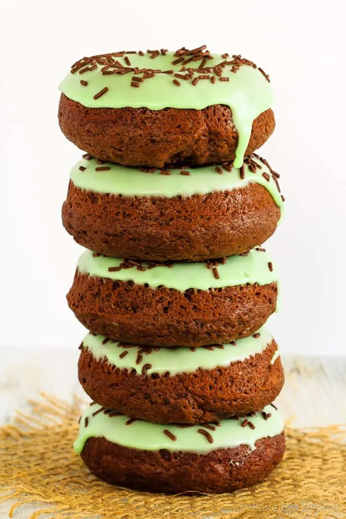 Chocolate mint doughnuts that are baked, not fried, and mix up in minutes! Make some dense, chocolate cake doughnuts topped with mint icing for dessert!