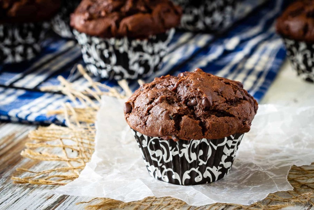 Deze chocolade courgette muffins zijn een geweldige manier om al die courgette uit de tuin te gebruiken! Vochtige, chocoladeachtige, heerlijke muffins waar iedereen dol op zal zijn!