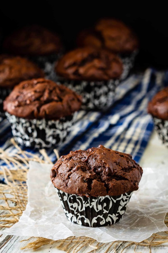 ¡Estos muffins de calabacín con chocolate son una gran manera de utilizar todo ese calabacín del jardín! Muffins húmedos, chocolatosos y deliciosos que le encantarán a todo el mundo.