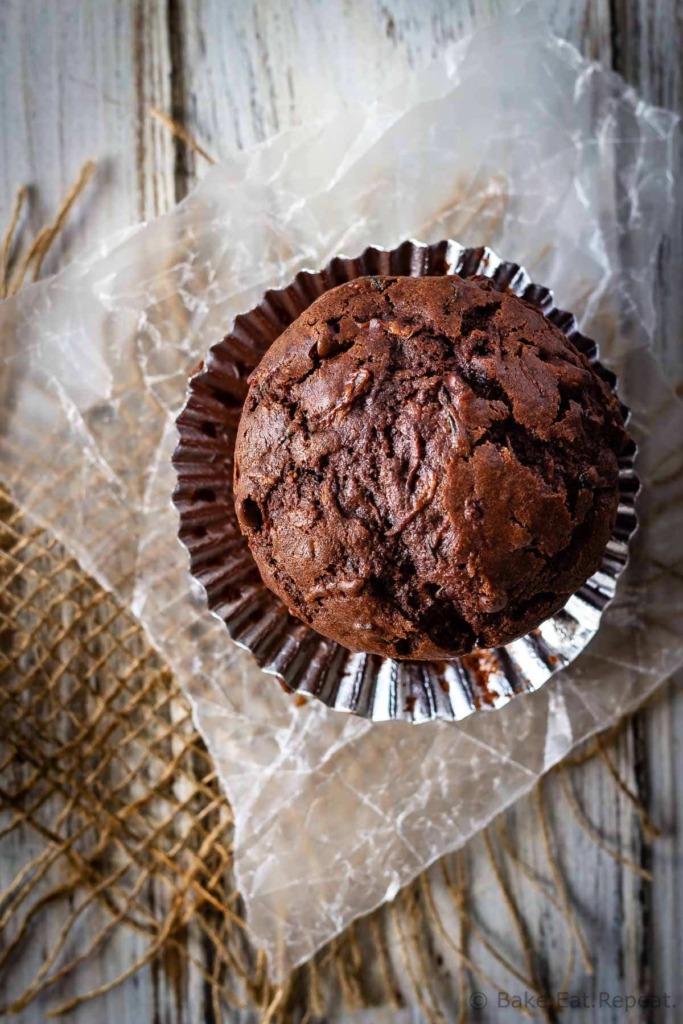 Estes muffins de abobrinha de chocolate são uma óptima maneira de usar toda aquela abobrinha de jardim! Queques húmidos, achocolatados e deliciosos que todos vão adorar!