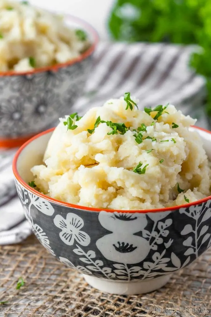 Roasted garlic mashed potatoes are so easy to make, and can even be made ahead of time. Add some roasted garlic to your mashed potatoes for a tasty change!