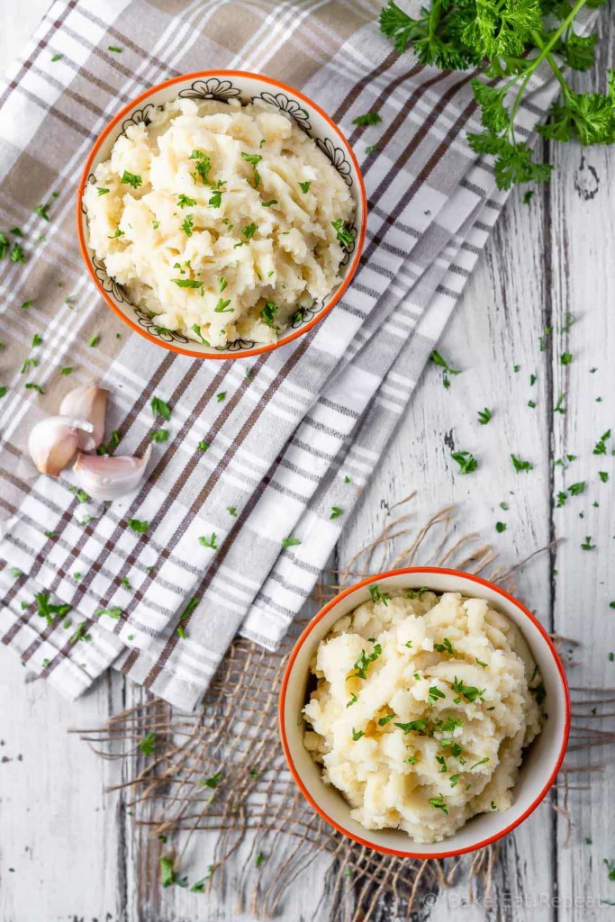 Roasted garlic mashed potatoes are so easy to make, and can even be made ahead of time. Add some roasted garlic to your mashed potatoes for a tasty change!