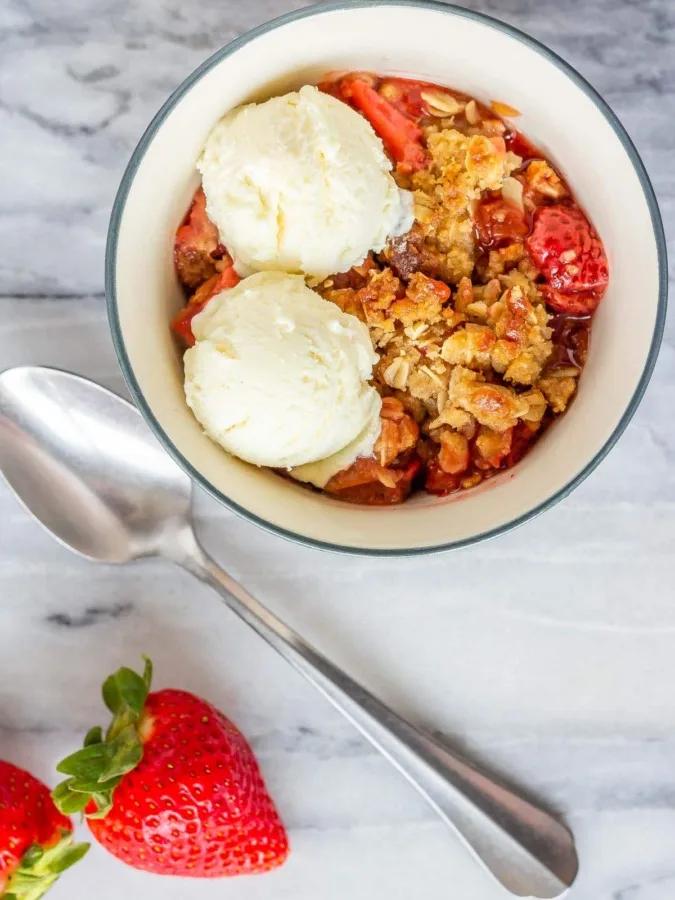 Strawberry rhubarb fruit crisp