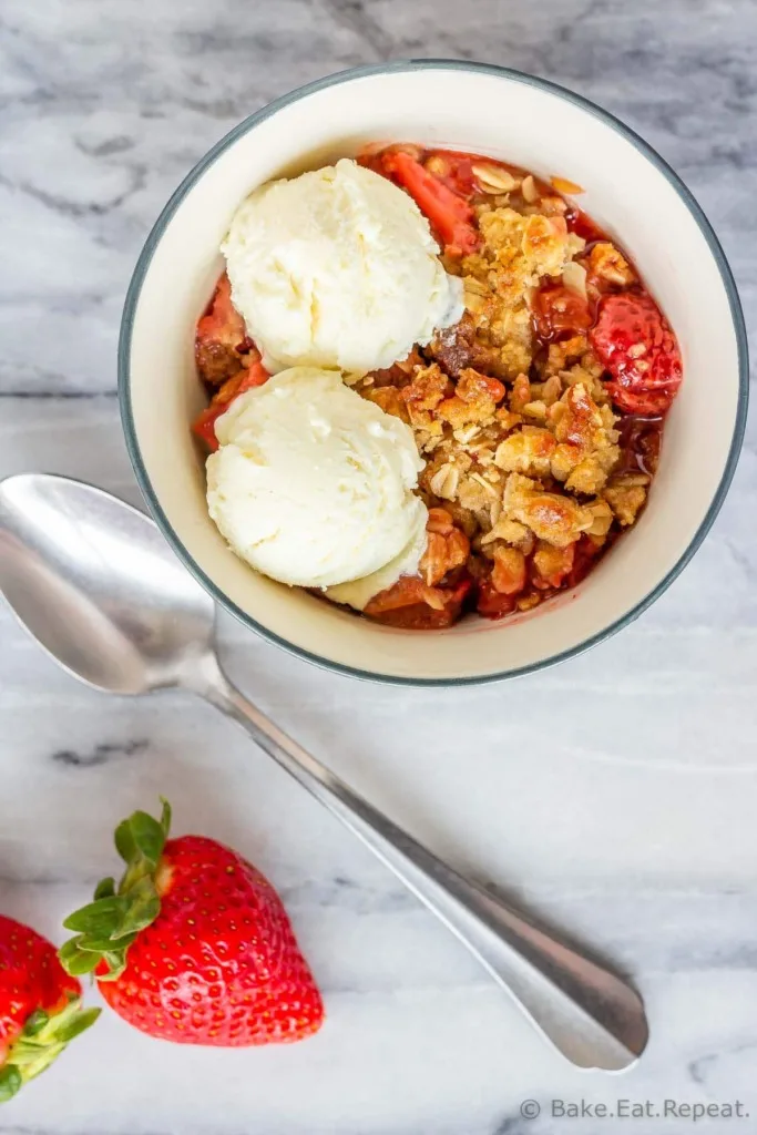 Strawberry rhubarb fruit crisp