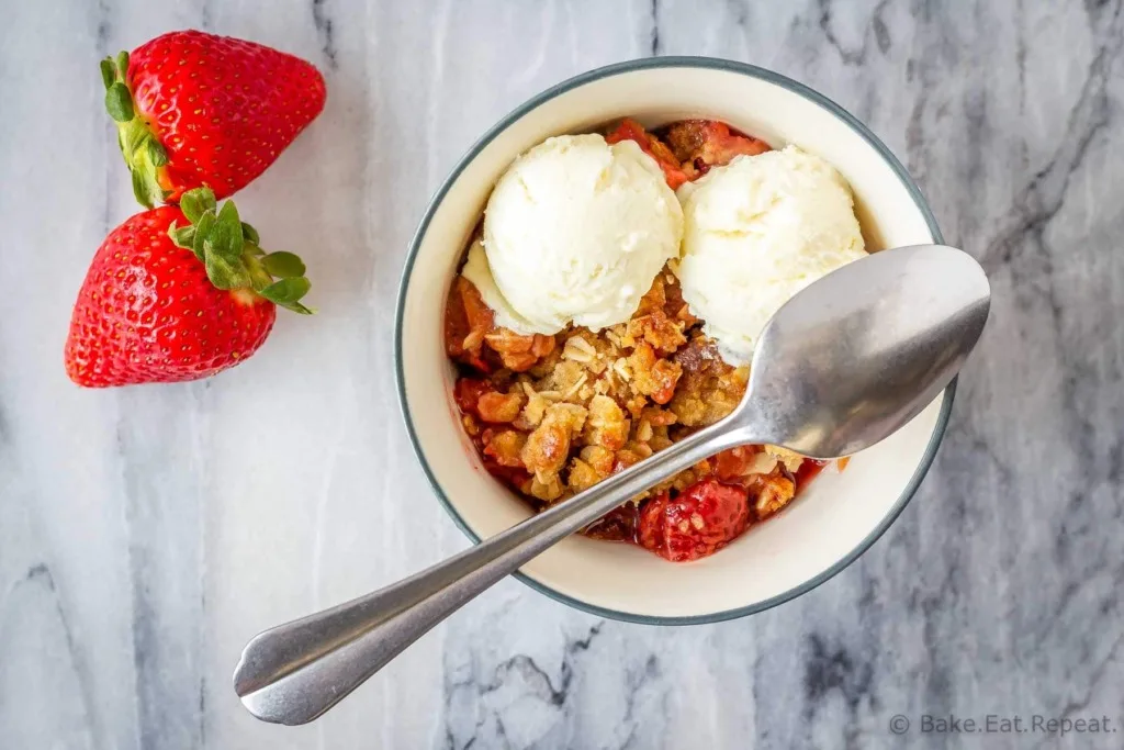 Easy to make strawberry rhubarb fruit crisp