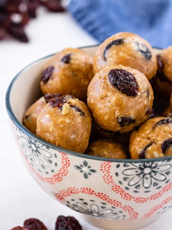 No bake oatmeal raisin energy bites