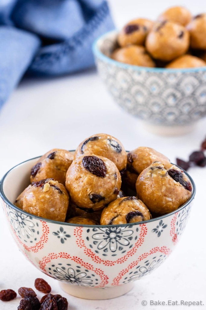 No bake energy bites with oatmeal and raisins