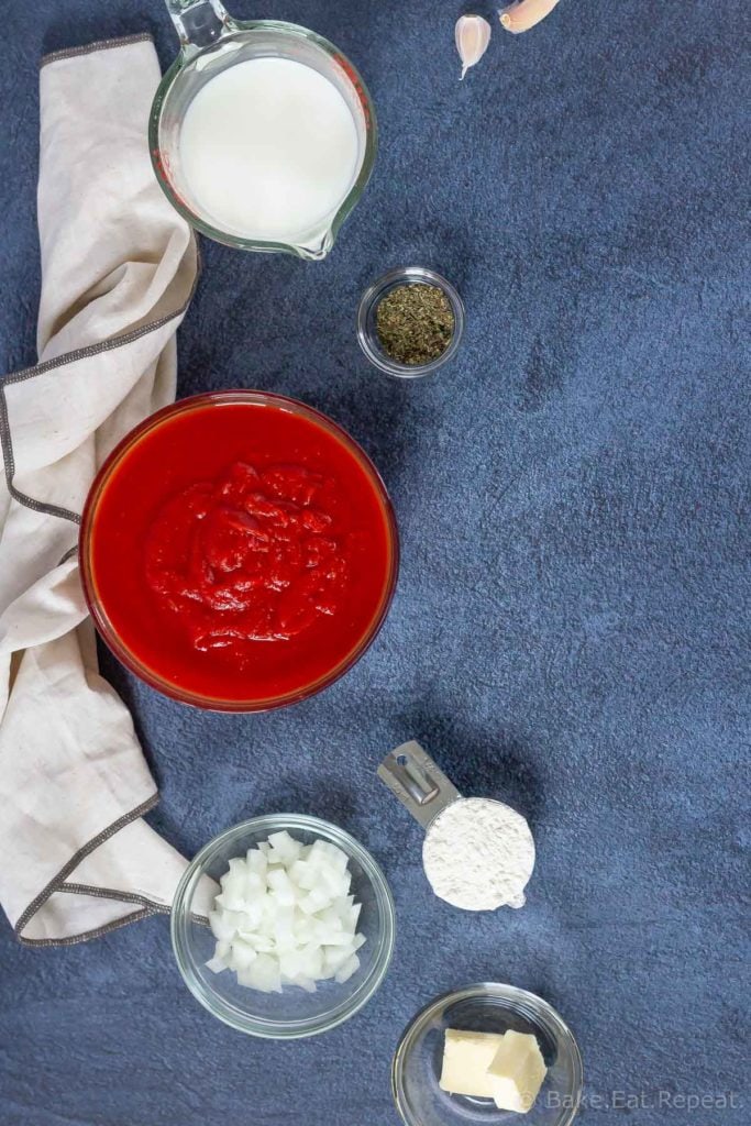 Ingredients for making tomato cream sauce