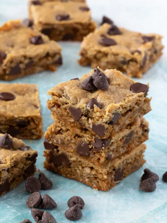 Oatmeal peanut butter bars with chocolate chips