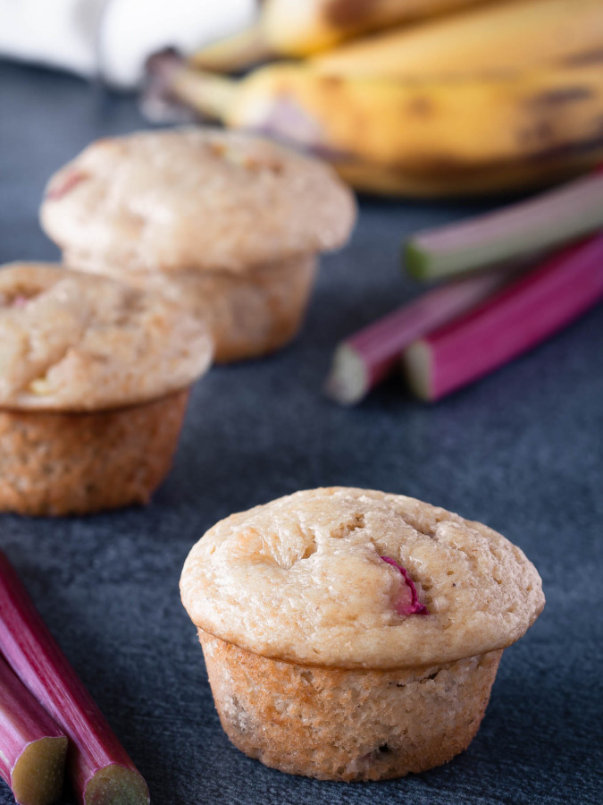 banana rhubarb muffins