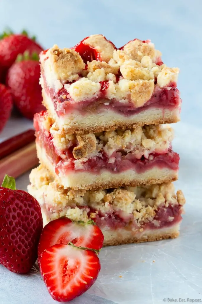 strawberry rhubarb crumble bars