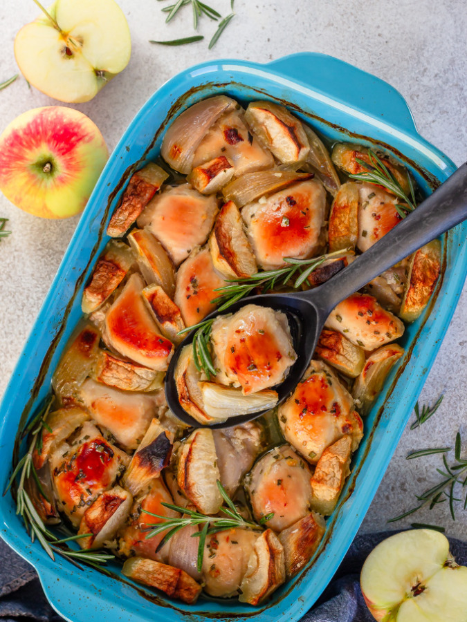 baked chicken thighs with rosemary and apples